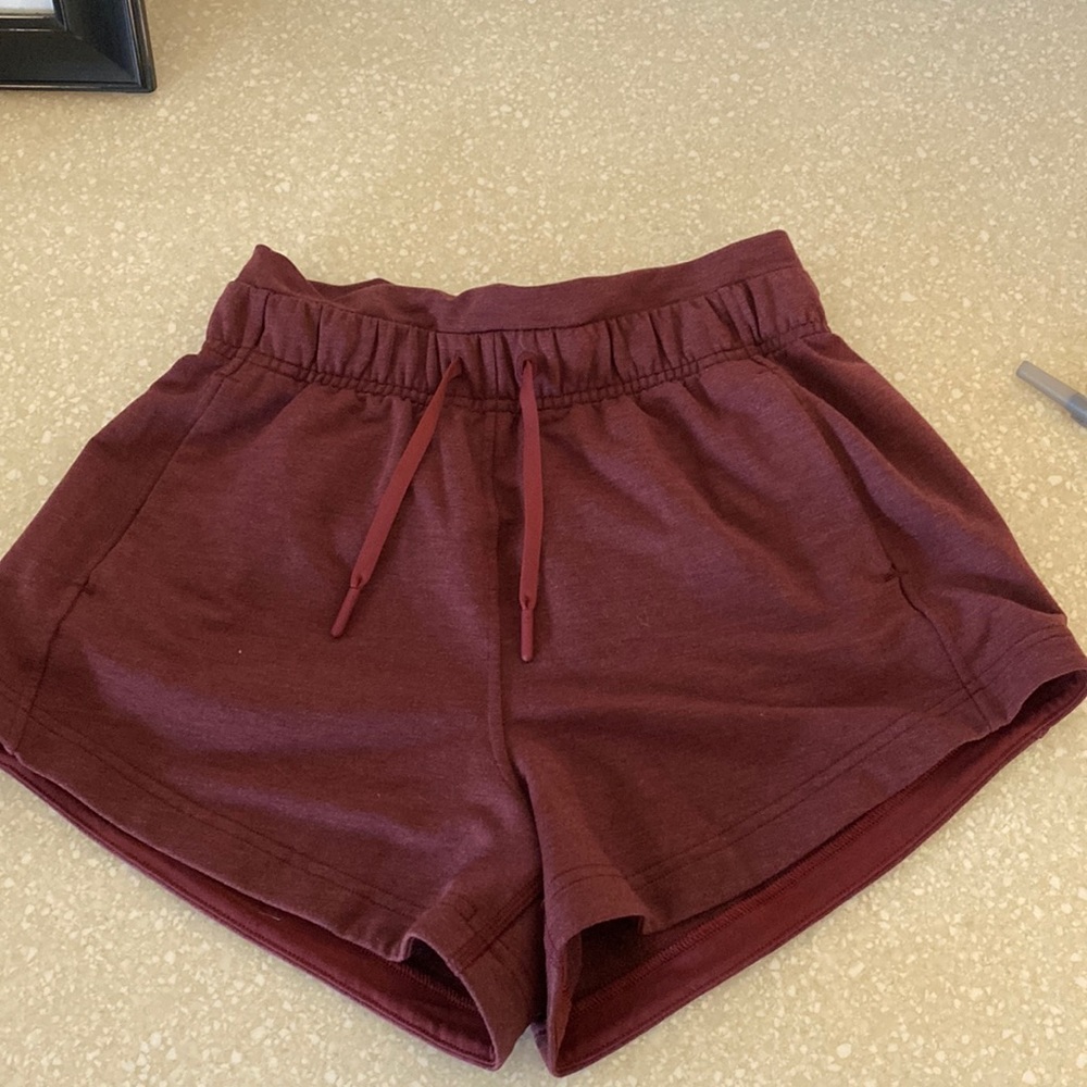 Lululemon Inner Glow Short new without tags 3” size 0 in merlot